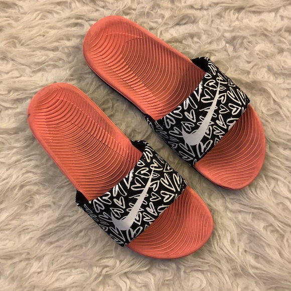 girls wearing nike slides
